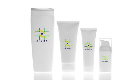 Cosméticos com embalagens que possuem logo da ANVISA. Representando a regulamentação de cosméticos na ANVISA